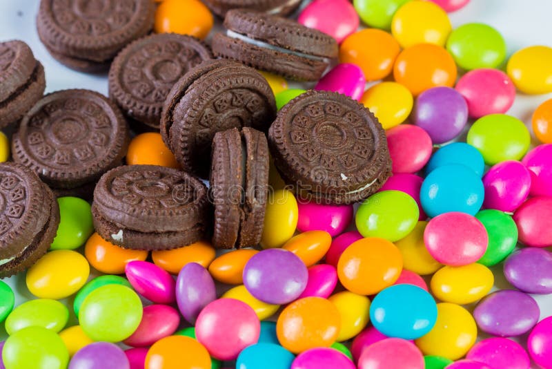 糖果般的颜色和饼干 免版税库存照片