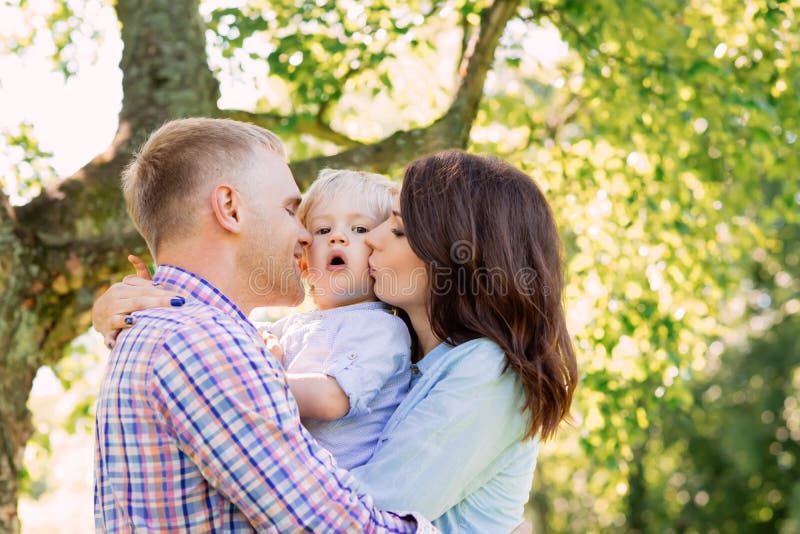 Ευτυχής οικογενειακή χαλάρωση σε ένα πικ-νίκ στοκ φωτογραφία