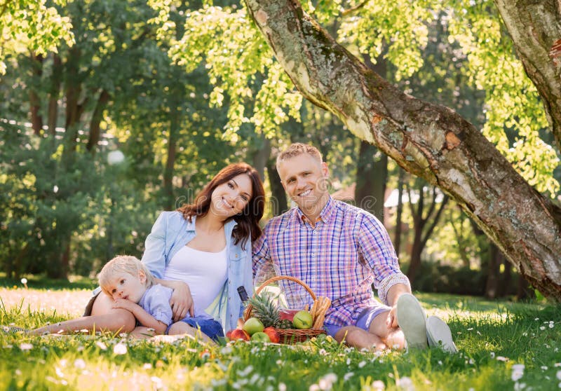 Οικογένεια μαζί στις διακοπές, κάνοντας πικνίκ στοκ εικόνα