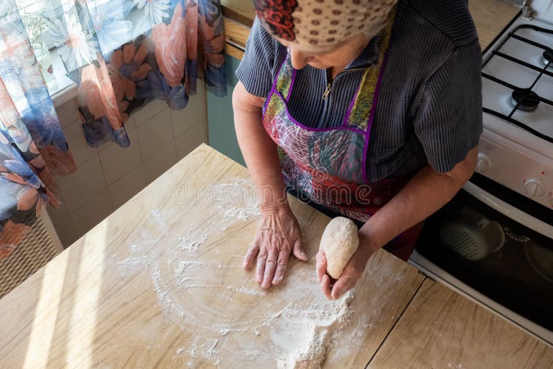 Nonna che cucina nella cucina immagine stock libera da diritti Nonna che cucina nella cucina immagine stock libera da diritti