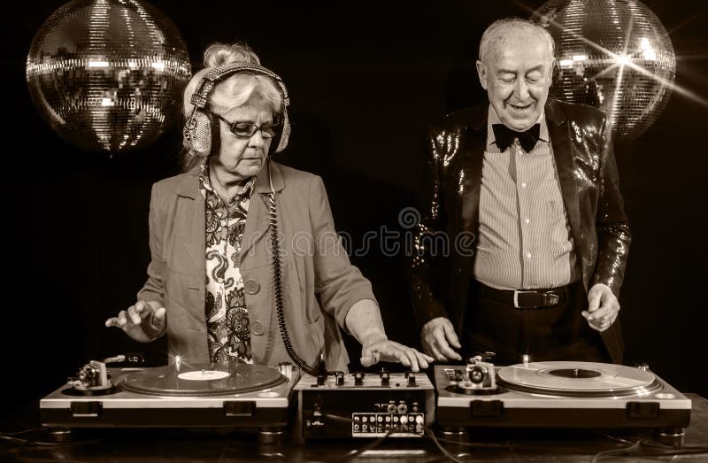 Nonna e nonno DJ immagine stock