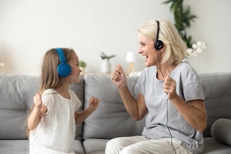 Nonna felice e nipote che ascoltano la musica nel headph