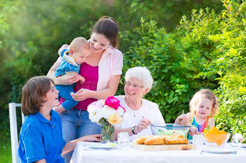 Nonna felice pranzando con la sua famiglia immagini stock libere da diritti Nonna felice pranzando con la sua famiglia immagini stock libere da diritti