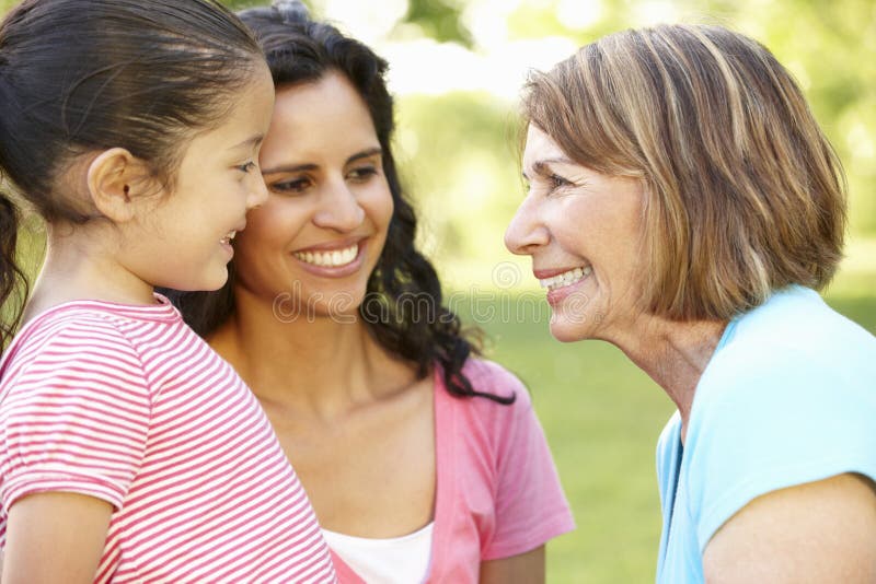 Nonna, madre e figlia ispaniche che si rilassano al parco fotografie stock