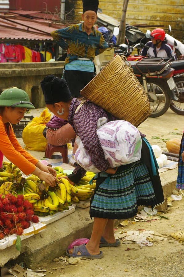 Nonna nera di Hmong nel servizio immagine stock libera da diritti Nonna nera di Hmong nel servizio immagine stock libera da diritti