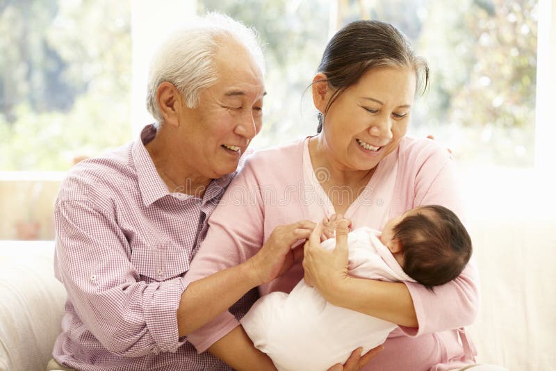 Nonni asiatici con il bambino immagini stock libere da diritti Nonni asiatici con il bambino immagini stock libere da diritti