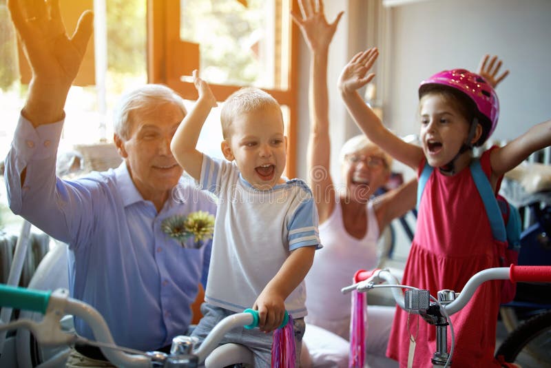 Nonni che comprano nuova bicicletta per il ragazzino fotografia stock Nonni che comprano nuova bicicletta per il ragazzino fotografia stock