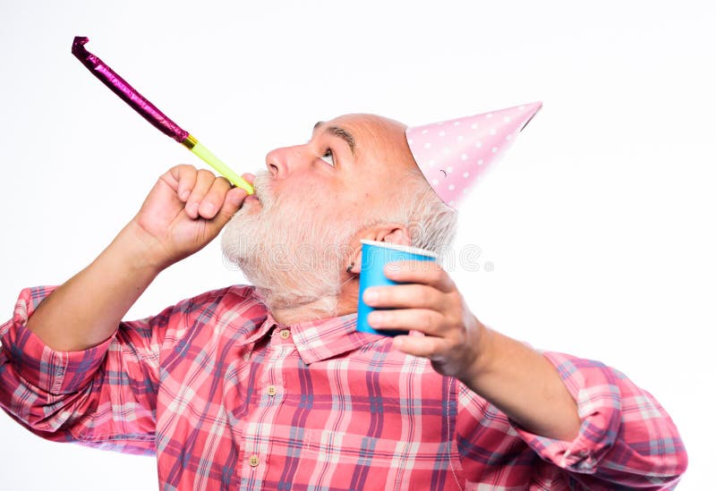 Nonno barbuto dell'uomo con la capsula di compleanno e la tazza della bevanda Partito pazzo di compleanno Celebrazioni di complea