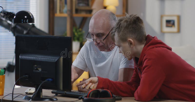 Nonno che chiede aiuto dal ragazzo immagine stock Nonno che chiede aiuto dal ragazzo immagine stock