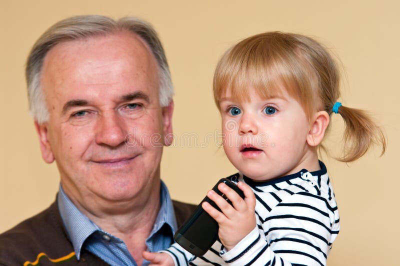 Nonno con la ragazza immagini stock libere da diritti Nonno con la ragazza immagini stock libere da diritti