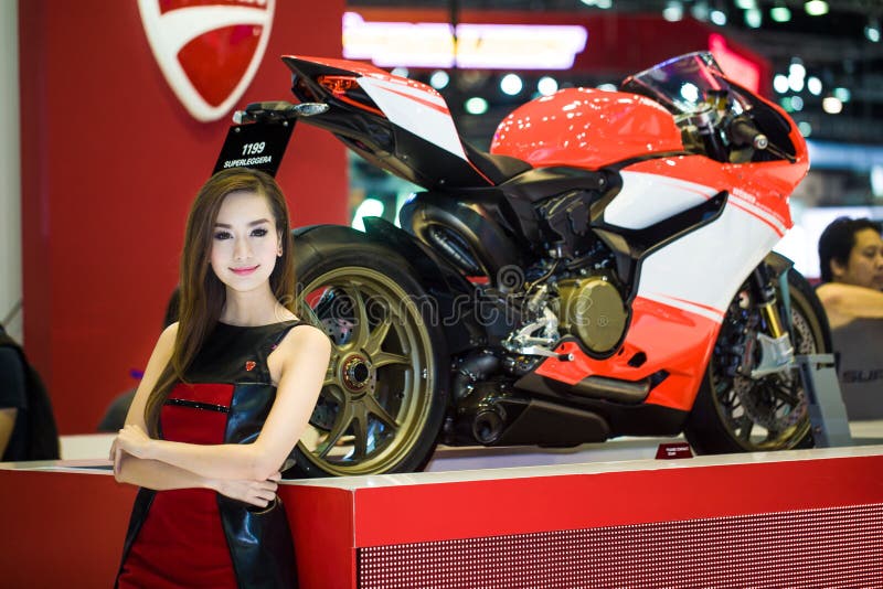 NONTHABURI - 8 DECEMBER: Niet geïdentificeerde modellering gepost over Ducati 1199 motorfiets stock afbeeldingen NONTHABURI - 8 DECEMBER: Niet geïdentificeerde modellering gepost over Ducati 1199 motorfiets stock afbeeldingen