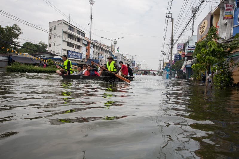 Nonthaburi flod i den Thailand 2011-The livsstilen av folk i mas arkivfoton Nonthaburi flod i den Thailand 2011-The livsstilen av folk i mas arkivfoton