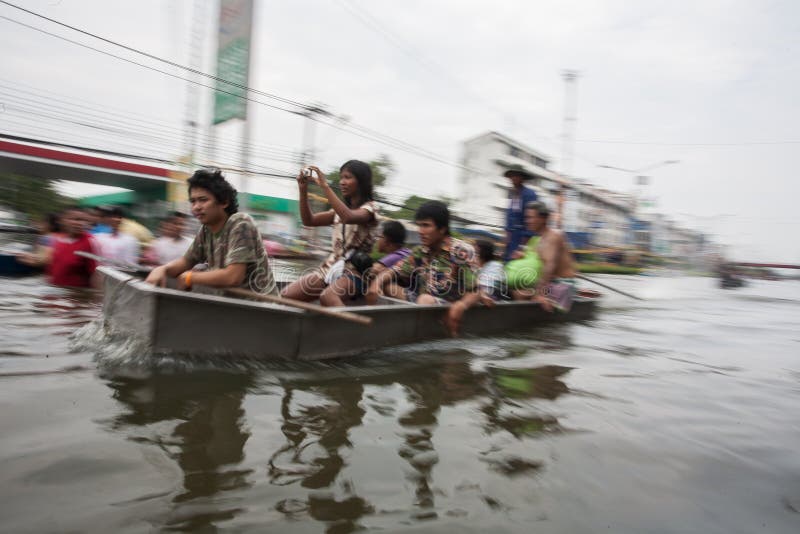 Nonthaburi flod i den Thailand 2011-The livsstilen av folk i mas royaltyfria foton Nonthaburi flod i den Thailand 2011-The livsstilen av folk i mas royaltyfria foton