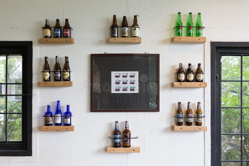 Nonthaburi - la Tailandia - 12 ottobre 2017: Caffè de flore, birra s fotografia stock Nonthaburi - la Tailandia - 12 ottobre 2017: Caffè de flore, birra s fotografia stock