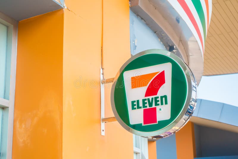 NONTHABURI, TAILÂNDIA O 20 de janeiro de 2018 7-11 é a loja a da conveniência foto de stock NONTHABURI, TAILÂNDIA O 20 de janeiro de 2018 7-11 é a loja a da conveniência foto de stock