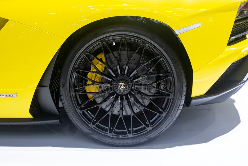 Nonthaburi, Tailandia - 6 de diciembre de 2018: Coches de deportes estupendos amarillos de Lamborghini Aventador en expo del moto fotos de archivo Nonthaburi, Tailandia - 6 de diciembre de 2018: Coches de deportes estupendos amarillos de Lamborghini Aventador en expo del moto fotos de archivo