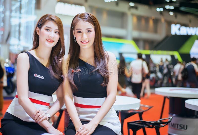 NONTHABURI, TAILANDIA - MARZO 4,2019: Coche modelo de la muchacha en cabinas en el SALÓN DEL AUTOMÓVIL INTERNACIONAL 2019, exposi imagen de archivo libre de regalías NONTHABURI, TAILANDIA - MARZO 4,2019: Coche modelo de la muchacha en cabinas en el SALÓN DEL AUTOMÓVIL INTERNACIONAL 2019, exposi imagen de archivo libre de regalías