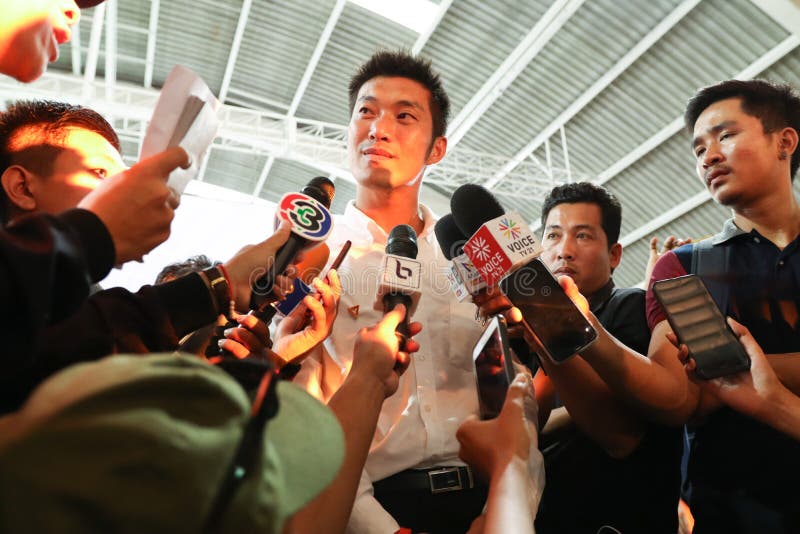 Nonthaburi, Tailandia - marzo 10,2019: Sr. Juangroongruangkit de Thanathorn, el líder del partido delantero futuro FWP durante ad fotos de archivo Nonthaburi, Tailandia - marzo 10,2019: Sr. Juangroongruangkit de Thanathorn, el líder del partido delantero futuro FWP durante ad fotos de archivo