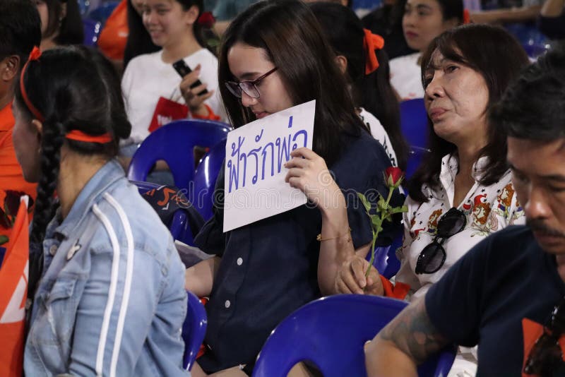 Nonthaburi Thailand 2019,10 mars: Åhörare lyssnar till politiskt partianföranden, framtida framåt parti, A bildade nyligen politi royaltyfria bilder Nonthaburi Thailand 2019,10 mars: Åhörare lyssnar till politiskt partianföranden, framtida framåt parti, A bildade nyligen politi royaltyfria bilder