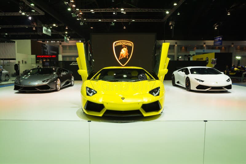 NONTHABURI - 23-ЬЕ МАРТА: Lamborghini Aventador на дисплее на 3 стоковые фото NONTHABURI - 23-ЬЕ МАРТА: Lamborghini Aventador на дисплее на 3 стоковые фото