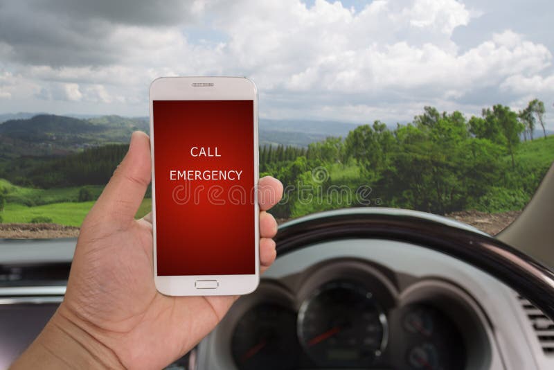 noodsituatie het callshowing op smartphone binnen een auto royalty-vrije stock foto's noodsituatie het callshowing op smartphone binnen een auto royalty-vrije stock foto's