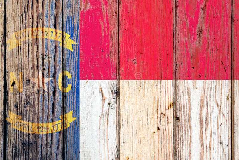 Noord-Carolina de V.S. verklaart nationale vlag op een grijze houten raadsachtergrond op de dag van onafhankelijkheid in verschil