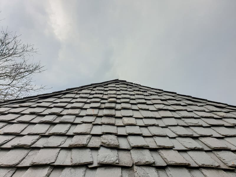 Noord - indiase huisfoto van leisteen dak van hilly area house