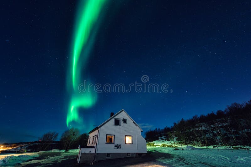 Noordelijk lichtenaurora borealis over toerist het kamperen in Lofoten-eilanden, Noorwegen De winterlandschap van de nacht stock afbeeldingen Noordelijk lichtenaurora borealis over toerist het kamperen in Lofoten-eilanden, Noorwegen De winterlandschap van de nacht stock afbeeldingen