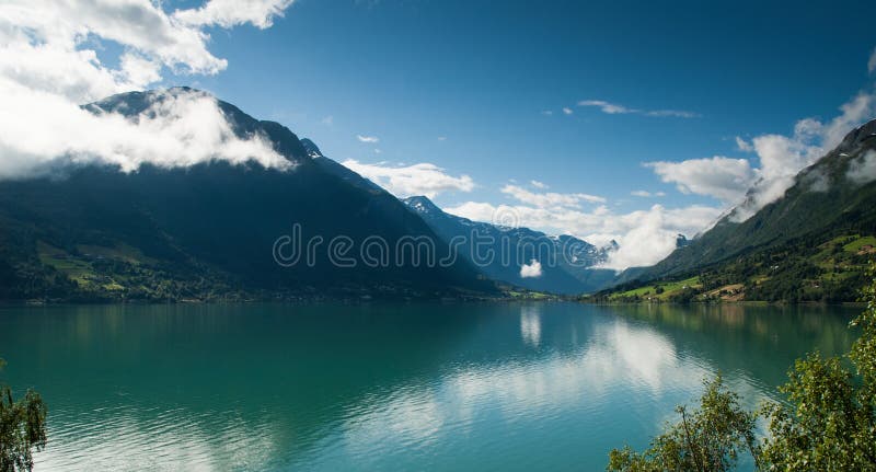 Noors bergmeer met het overweldigen van wolken stock fotografie Noors bergmeer met het overweldigen van wolken stock fotografie
