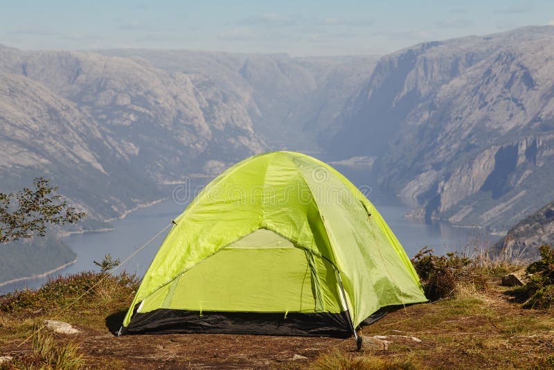 Noors fjordlandschap met het kamperen tent Het avontuur van Noorwegen royalty-vrije stock afbeeldingen Noors fjordlandschap met het kamperen tent Het avontuur van Noorwegen royalty-vrije stock afbeeldingen