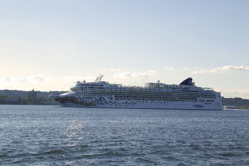 Noors Gem Cruise Ship die New York verlaten stock fotografie Noors Gem Cruise Ship die New York verlaten stock fotografie