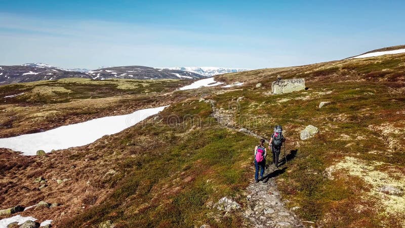 Noorwegen - een paar die in het hooglandplateau wandelen royalty-vrije stock foto's Noorwegen - een paar die in het hooglandplateau wandelen royalty-vrije stock foto's
