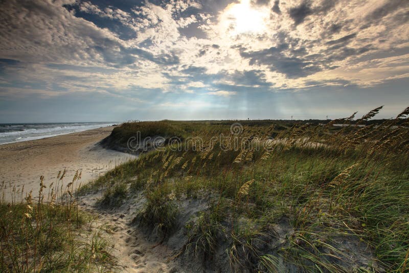 Nord Carolina leggera della spiaggia di Hatteras del capo di mattina immagine stock libera da diritti Nord Carolina leggera della spiaggia di Hatteras del capo di mattina immagine stock libera da diritti