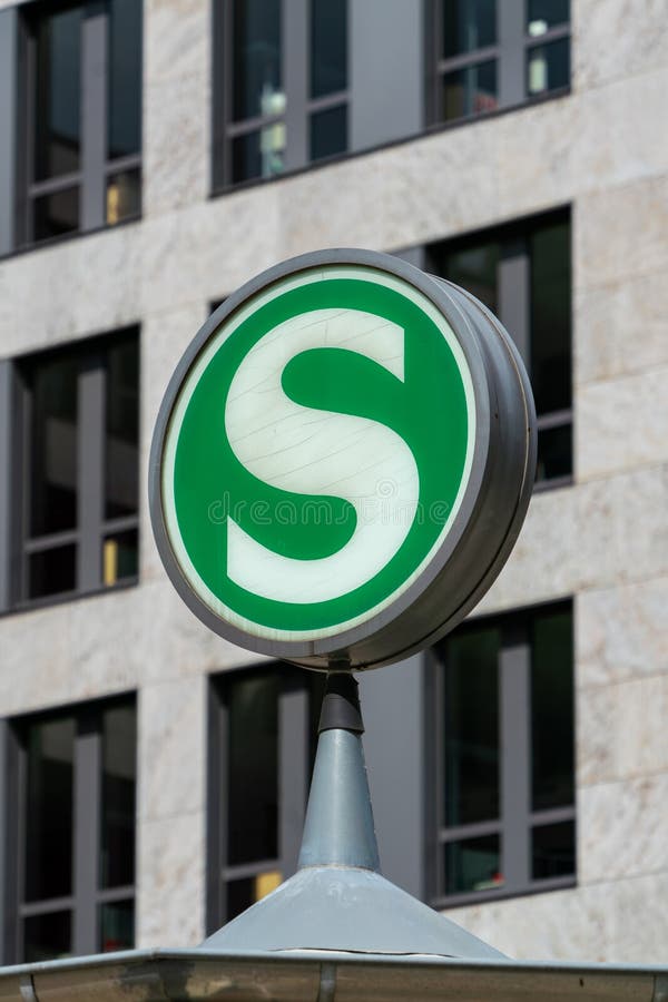 Nordbahnhof, Berlino, Germania - 7 luglio 2019: il segno verde e bianco tipico di S per trasporto ferroviario pubblico di Berlino immagini stock Nordbahnhof, Berlino, Germania - 7 luglio 2019: il segno verde e bianco tipico di S per trasporto ferroviario pubblico di Berlino immagini stock