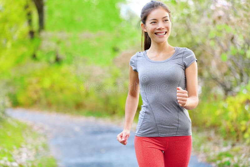 Nordisk hastighetsmakt för kvinna som går och joggar