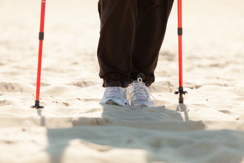 Nordiskt gå Kvinnligben som fotvandrar på stranden royaltyfria foton Nordiskt gå Kvinnligben som fotvandrar på stranden royaltyfria foton