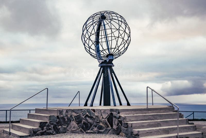 Nordkapp, Noruega - 6 de junho de 2016: Monumento em Nordkapp, o ponto o mais northernmost do globo de Europa fotos de stock royalty free Nordkapp, Noruega - 6 de junho de 2016: Monumento em Nordkapp, o ponto o mais northernmost do globo de Europa fotos de stock royalty free