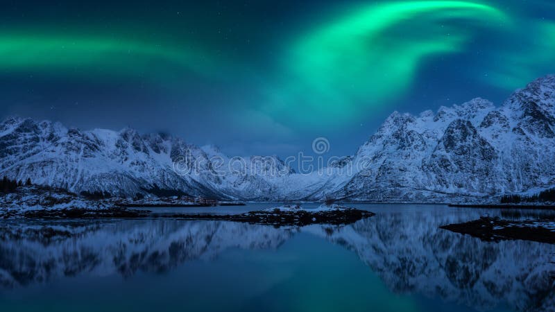 Nordlichter, aurora borealis, Lofoten-Inseln, Norwegen Nachtwinterlandschaft mit Polarlichtern, sternenklarem Himmel und Bergen stockfotos Nordlichter, aurora borealis, Lofoten-Inseln, Norwegen Nachtwinterlandschaft mit Polarlichtern, sternenklarem Himmel und Bergen stockfotos