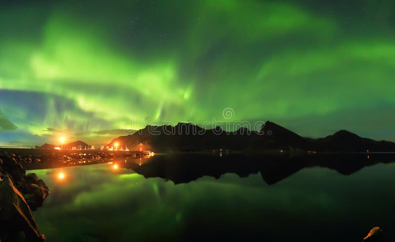 Nordlichter über Fjord stockfotos Nordlichter über Fjord stockfotos