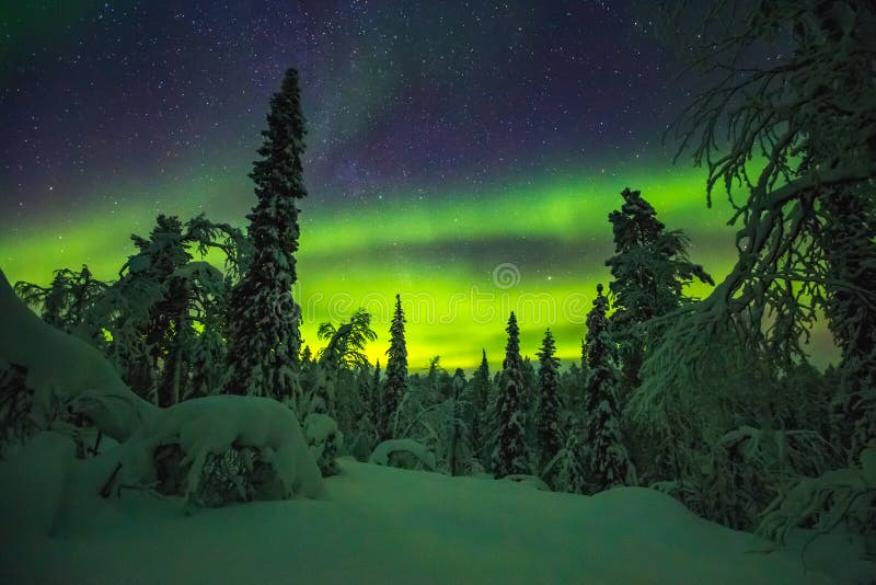 Nordliga ljus i fullföljande Lapland