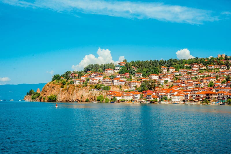 Nordmakedonien Ohrid Olika byggnader och hus med röda tak på kullen Visa från sjö