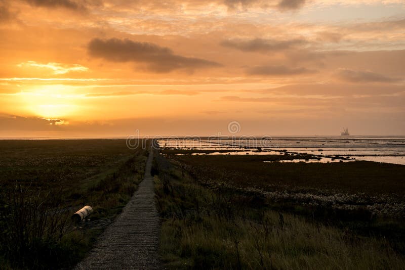Nordsee/German-Ozeansonnenuntergang bei Friedrichtskoog stockbild Nordsee/German-Ozeansonnenuntergang bei Friedrichtskoog stockbild