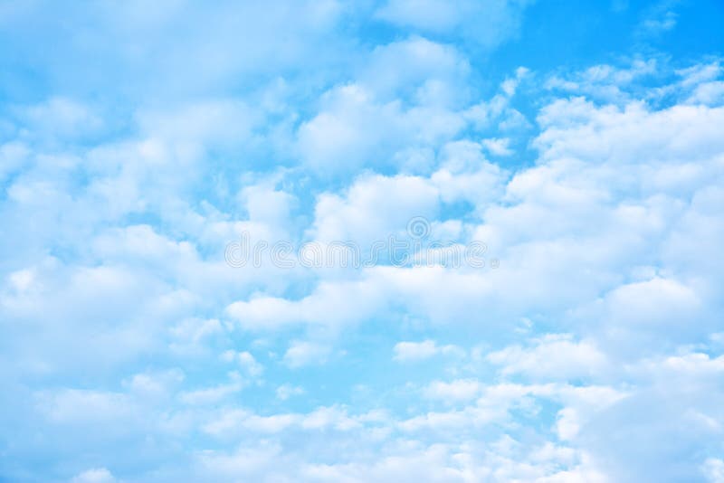 Nori albaștri netezi pe cer stock image