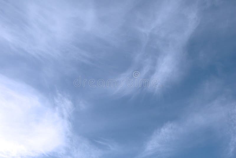 Nori moi și albi, pufoși, cu un cer albastru stock photos