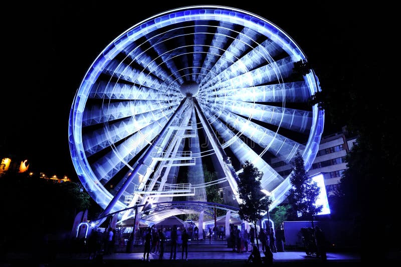 Noria en el parque de atracciones en la noche foto de archivo libre de regalías Noria en el parque de atracciones en la noche foto de archivo libre de regalías