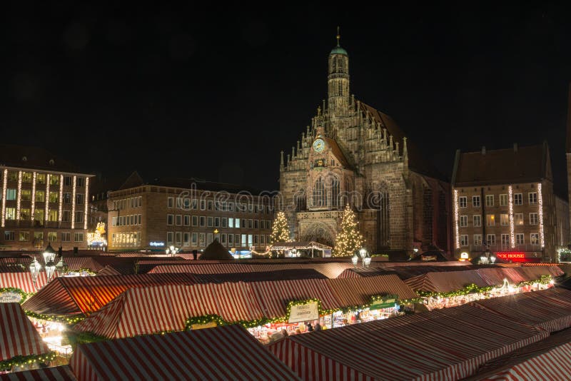 NORIMBERGA, GERMANIA - 7 dicembre 2017: Il mercato di Natale dentro fotografia stock NORIMBERGA, GERMANIA - 7 dicembre 2017: Il mercato di Natale dentro fotografia stock