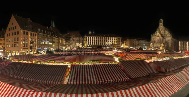 NORIMBERGA, GERMANIA - 7 dicembre 2017: Panorama del Christm fotografia stock NORIMBERGA, GERMANIA - 7 dicembre 2017: Panorama del Christm fotografia stock