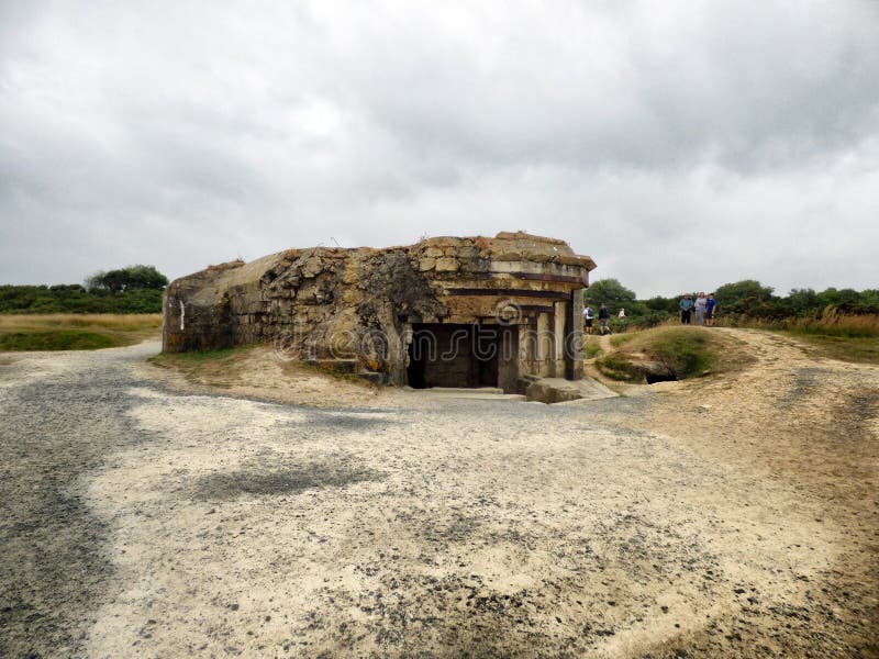 Normandia, Francia - 7 AGOSTO 2019: Bunker tedesco appartenente al Muro dell'Atlantico fotografia stock libera da diritti Normandia, Francia - 7 AGOSTO 2019: Bunker tedesco appartenente al Muro dell'Atlantico fotografia stock libera da diritti