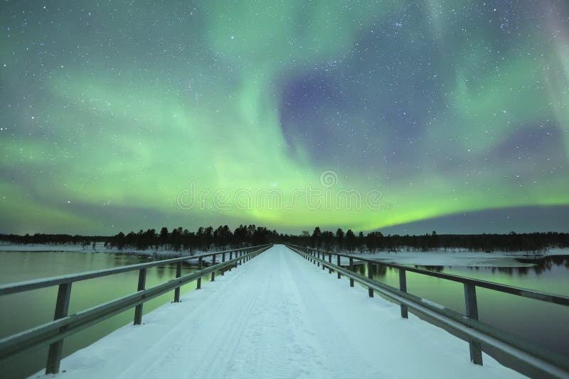 Norrsken över en bro i vinter, finlandssvenska Lapland
