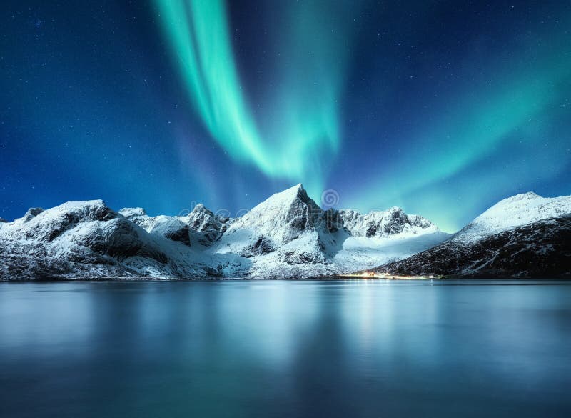 Norrväg. Norra ljus berg och reflektion över vatten. vinterlandskap vid polär beläggning